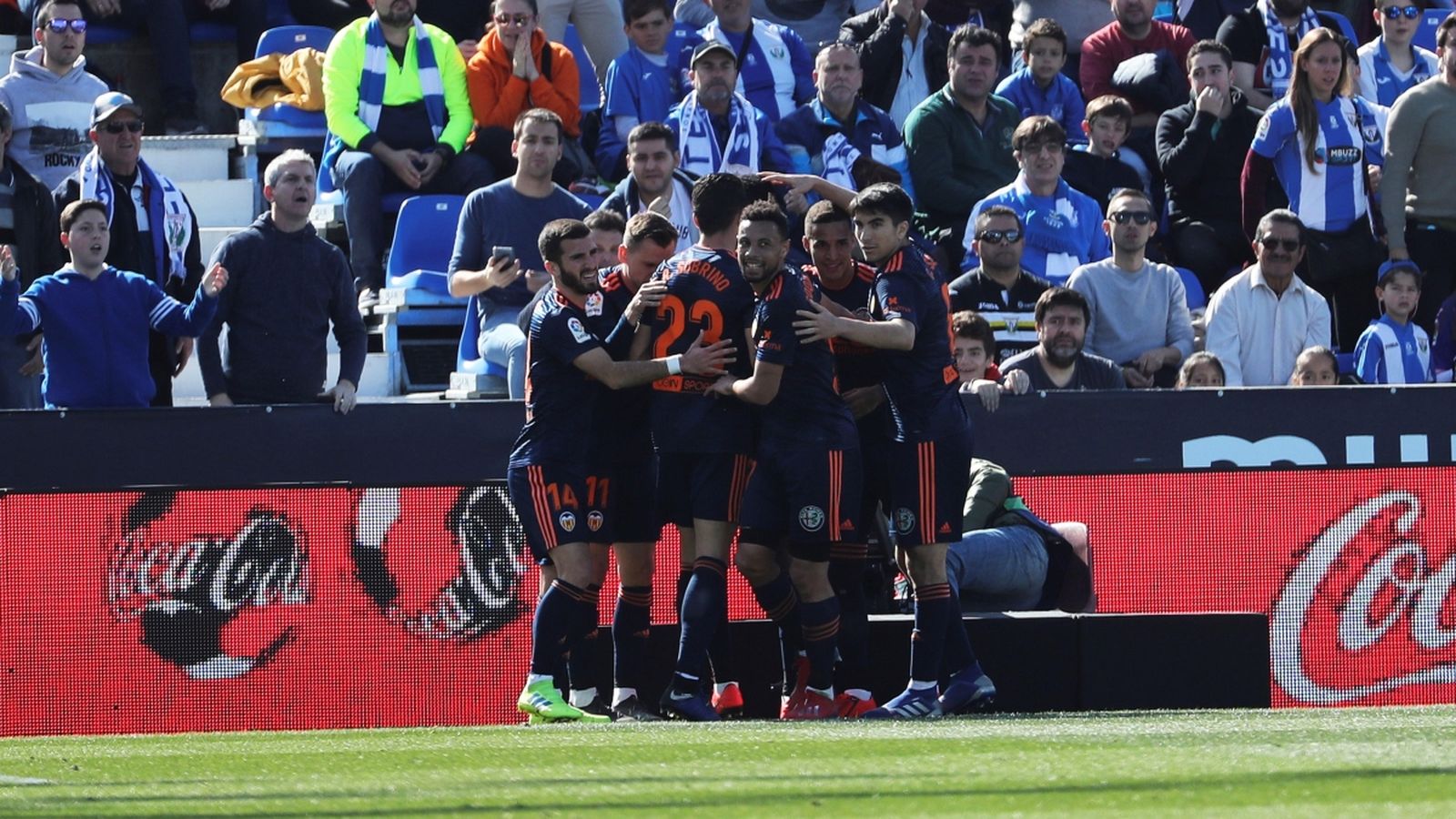 Els jugadors del València celebren el gol de Kondogbia