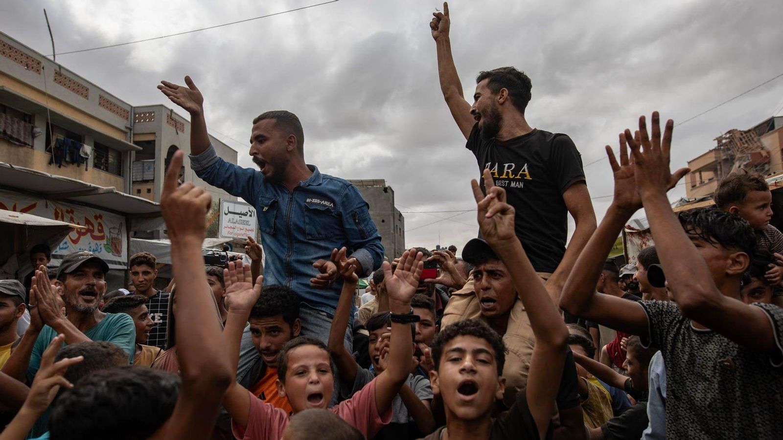 Un grup de palestins desplaçats celebren l’acord d’alt al foc en una imatge d’este dijous