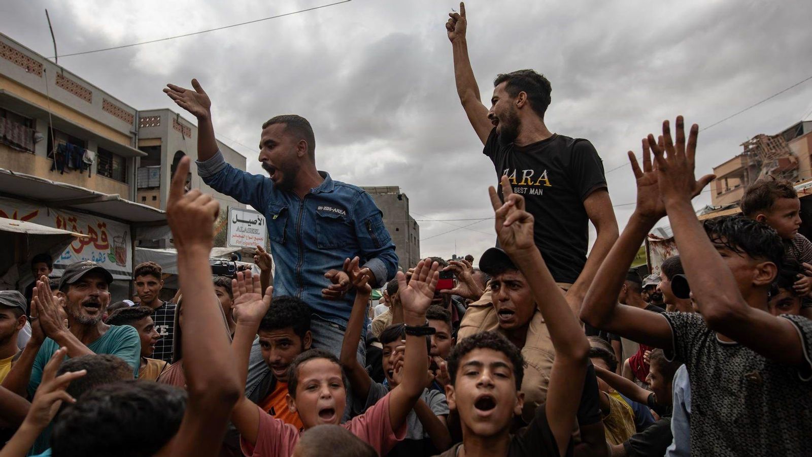 Un grup de palestins desplaçats celebren l’acord d’alt al foc en una imatge d’este dijous Un grup de palestins desplaçats celebren l’acord d’alt al foc en una imatge d’este dijous
