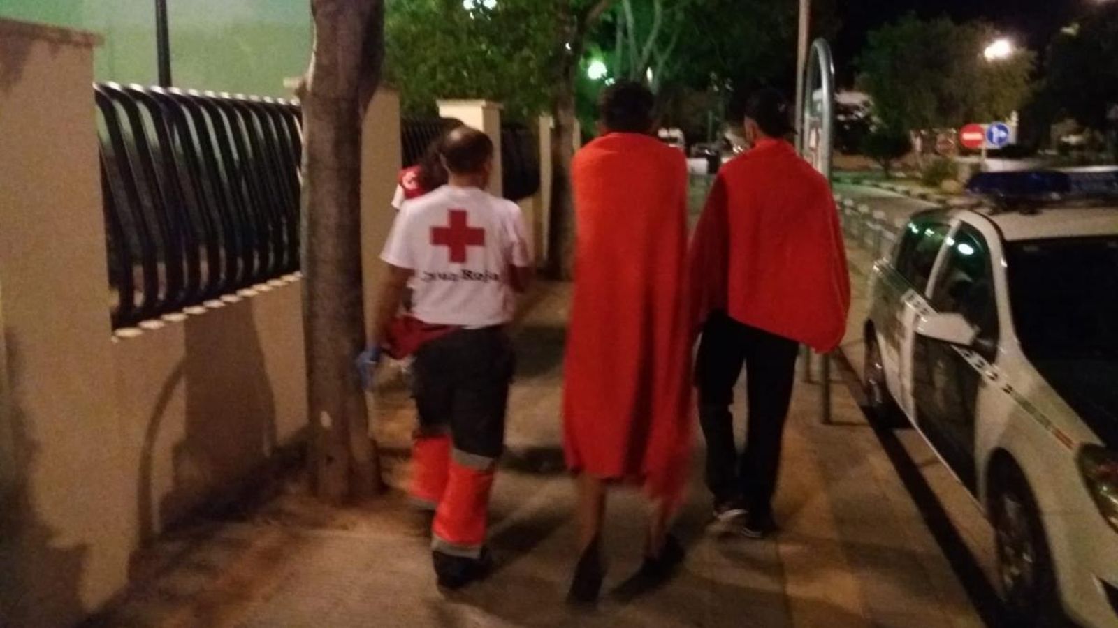 Els migrants han sigut atesos per Creu Roja i traslladats a la caserna de la Guàrdia Civil de Calp Els migrants han sigut atesos per Creu Roja i traslladats a la caserna de la Guàrdia Civil de Calp