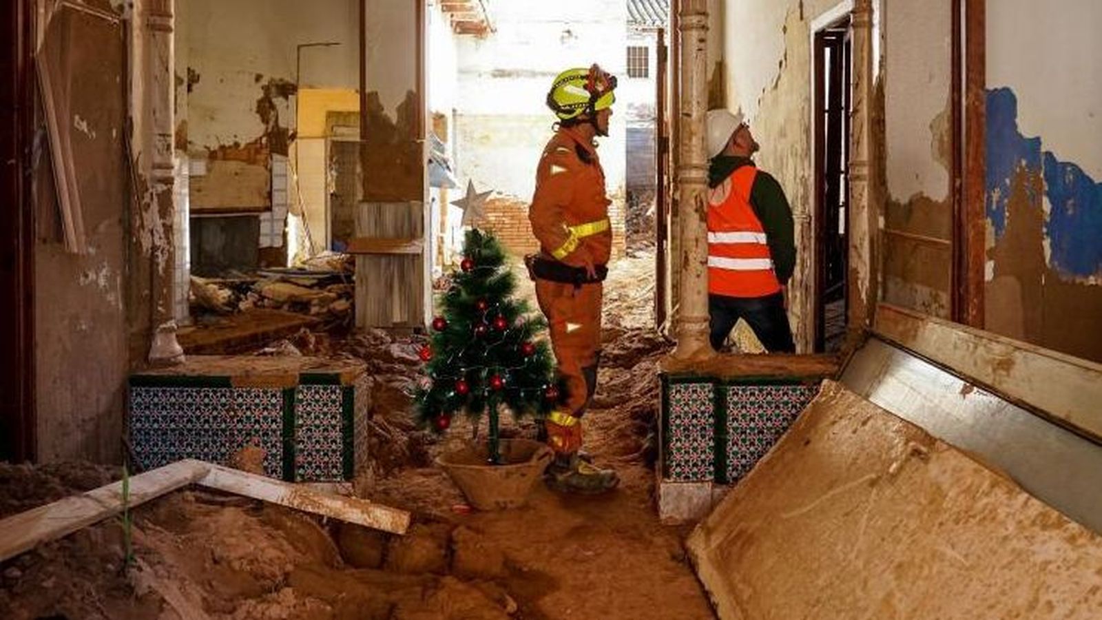 Un bomber en una casa danyanda per la dana a Paiporta en una imatge d'arxiu