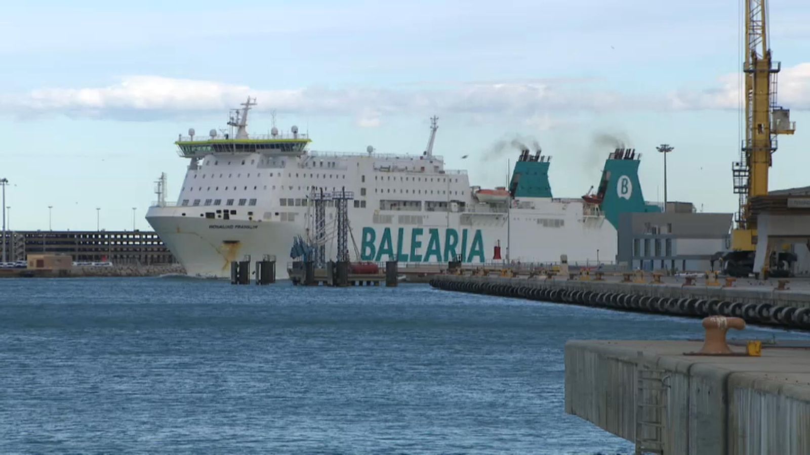 Embarcació de Baleària en el port de València
