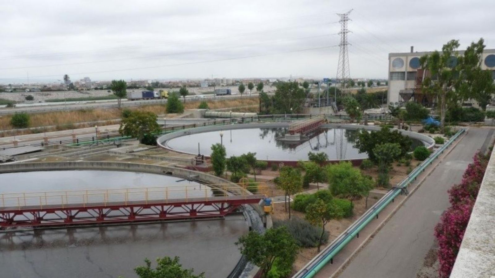 Depuradora de Pinedo, al costat de la V-30