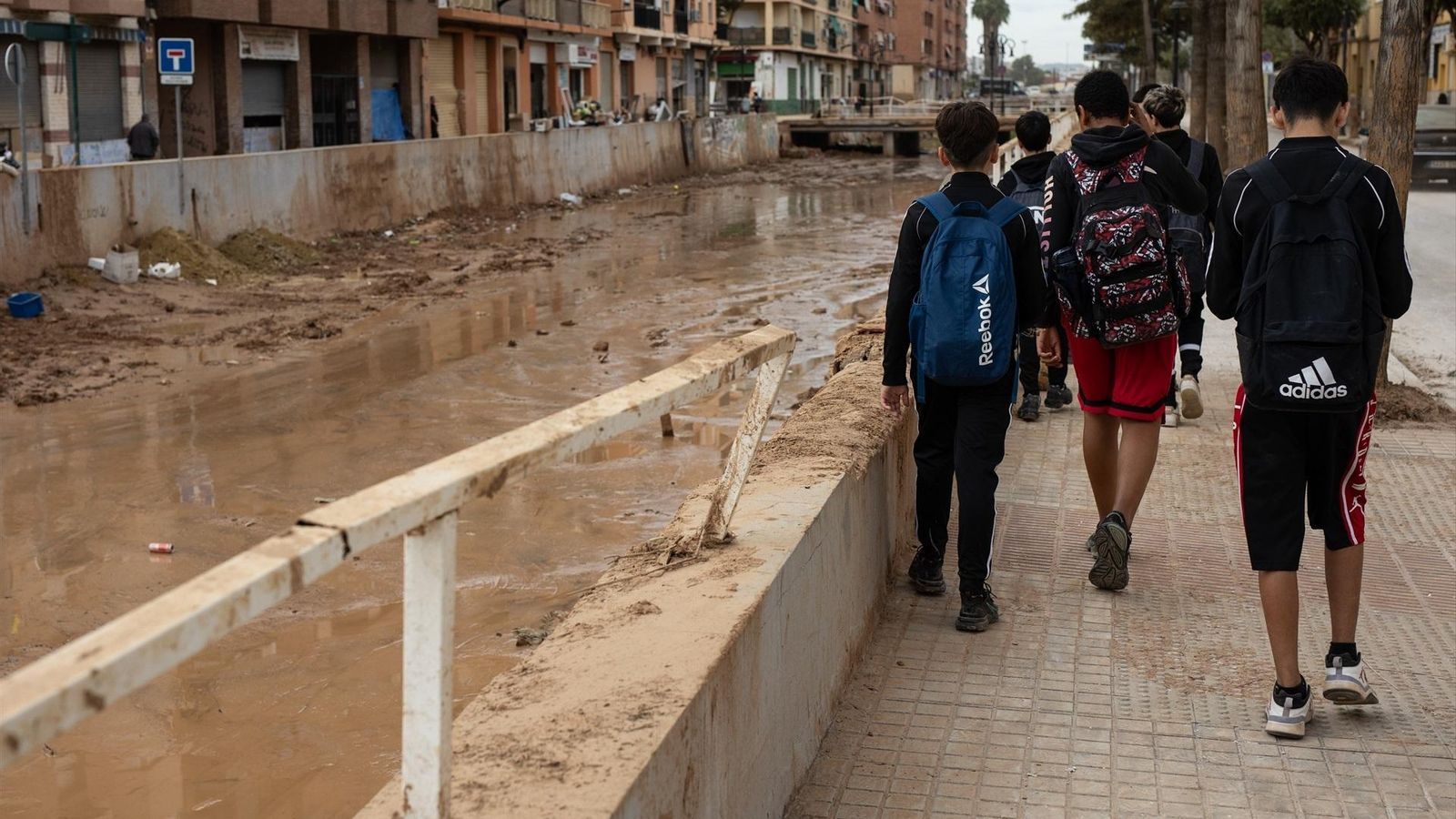 Diversos estudiants, al costat dels estralls de la DANA a Aldaia, després d'eixir d'escola