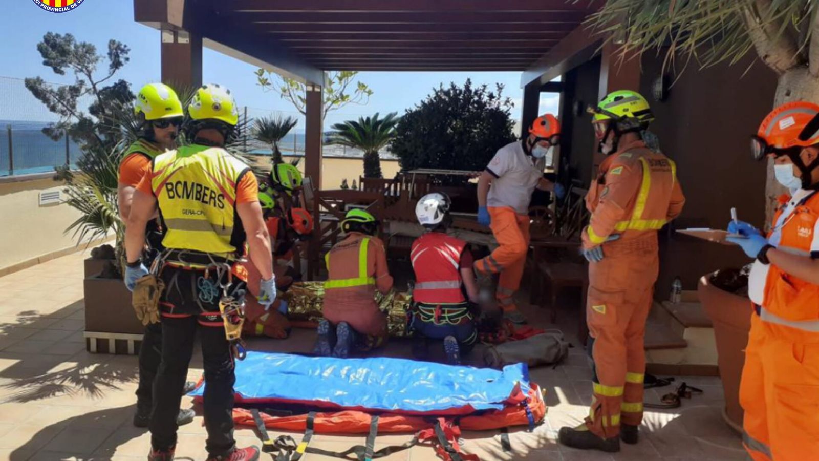 Imatges dels efectius del Consorci atenent a l'home junt el SAMU, a la terrassa on es trobava la víctima