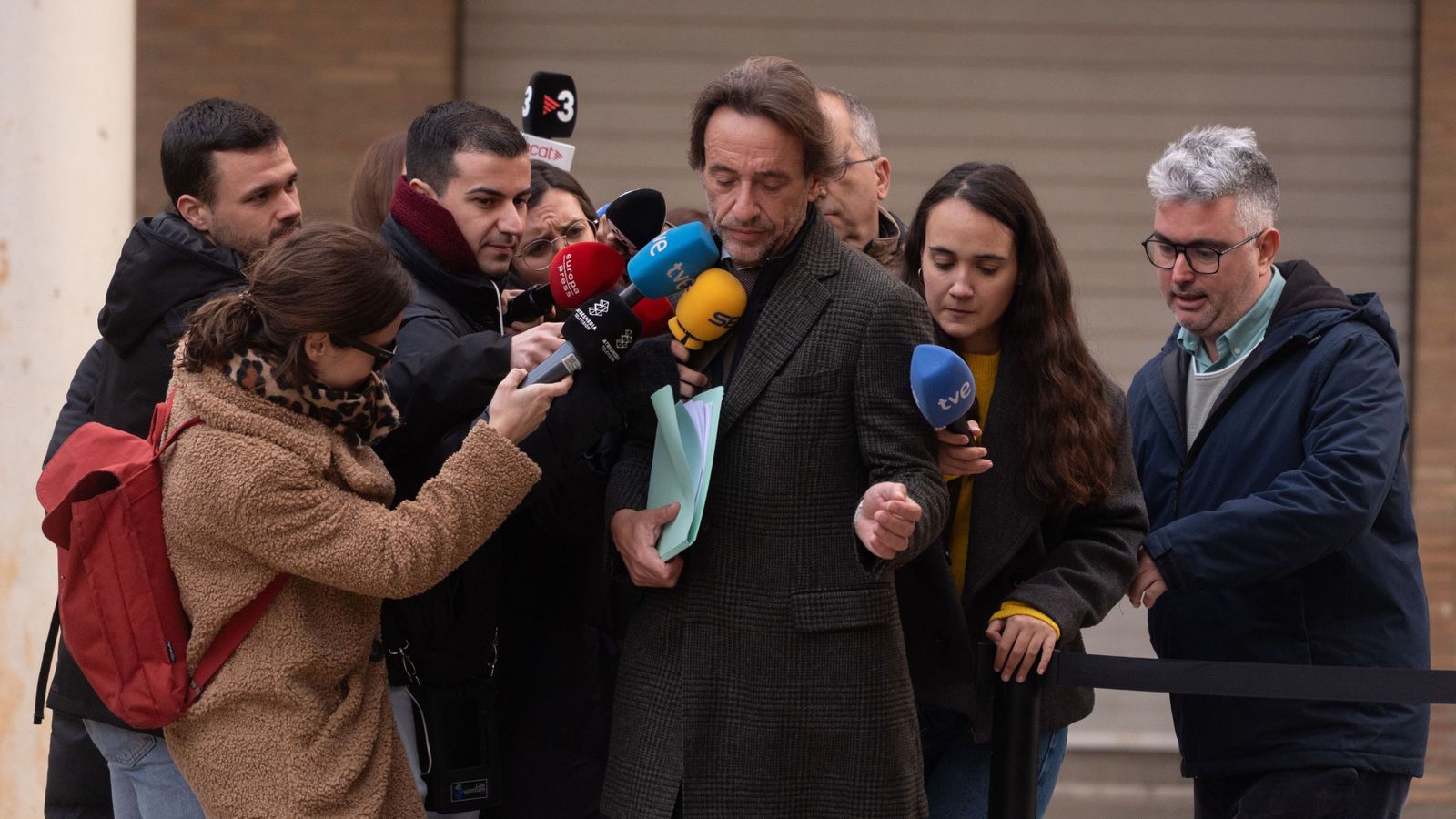 Cuenca, mà dreta de l'expresident Mazón, arriba al jutjat de Catarroja envoltat de periodistes