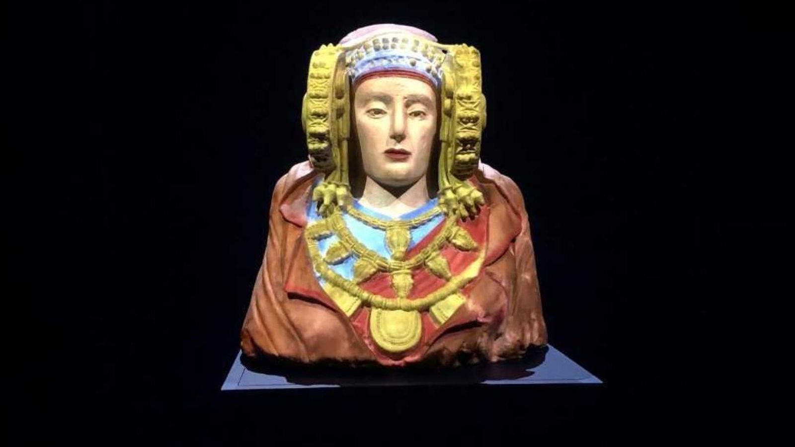 Rèplica de la Dama d'Elx feta al Museu Arqueològic Nacional i que s'exposa a la torre de l'homenatge del palau d'Altamira