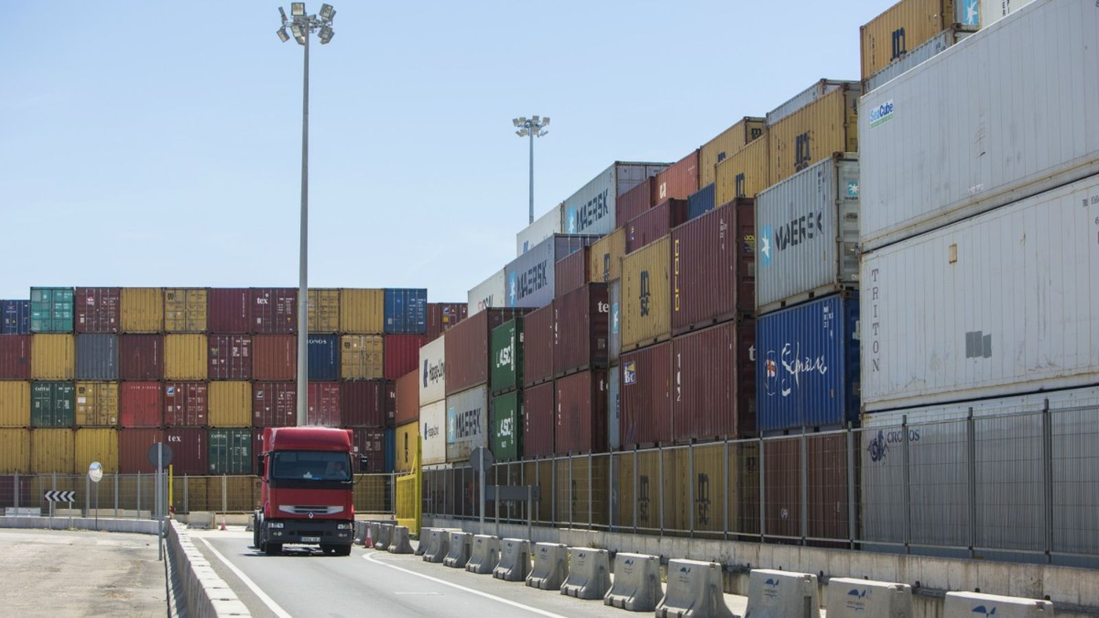 Estibadors i patronal signen l’acord que desconvoca la vaga en el sector