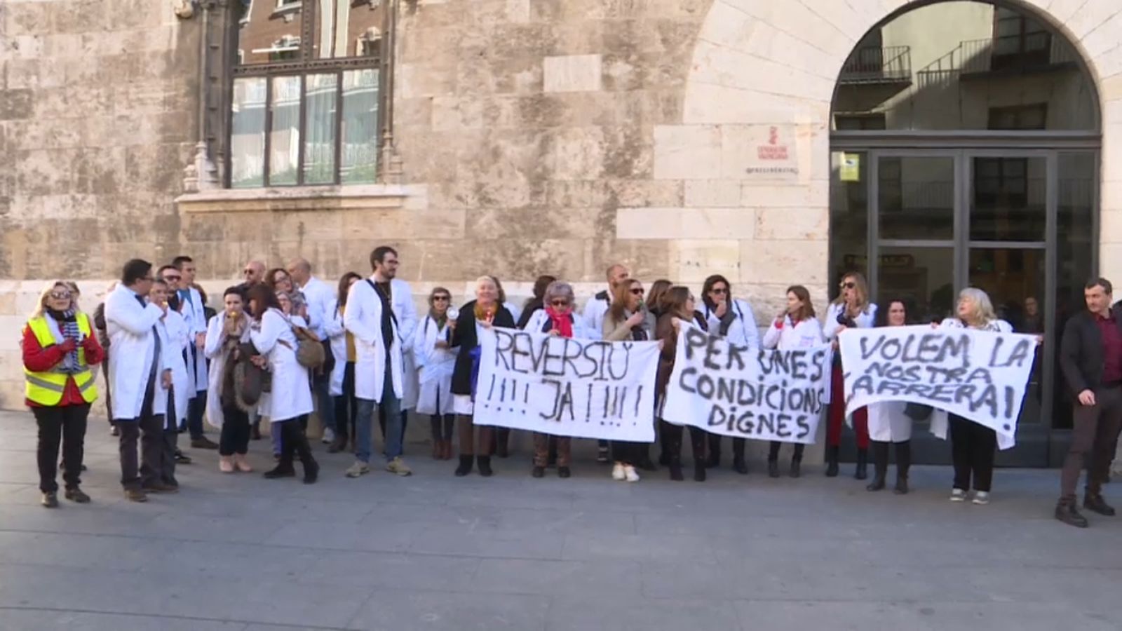 Manifestació dels professionals de l’Hospital de Dénia davant el Palau de la Generalitat