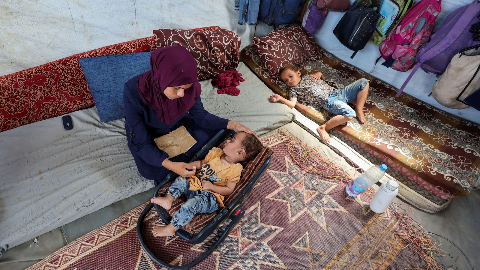 La mare del primer cas que va contraure la pòlio a Gaza, cuida el xiquet a la seua tenda en el camp de refugiats de Deir Al-Balah La mare del primer cas que va contraure la pòlio a Gaza, cuida el xiquet a la seua tenda en el camp de refugiats de Deir Al-Balah