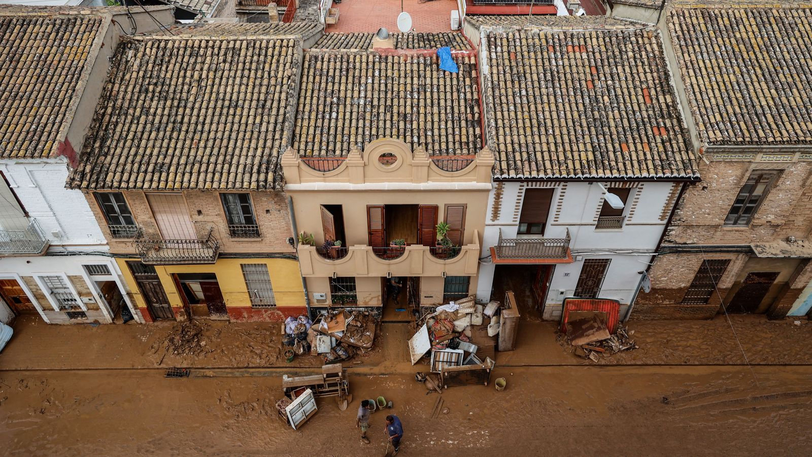 Un carrer de la pedania de la Torre, en una imatge de dos dies després de la riuada, en què s'aprencien els efectes de l'aigua en les plantes baixes