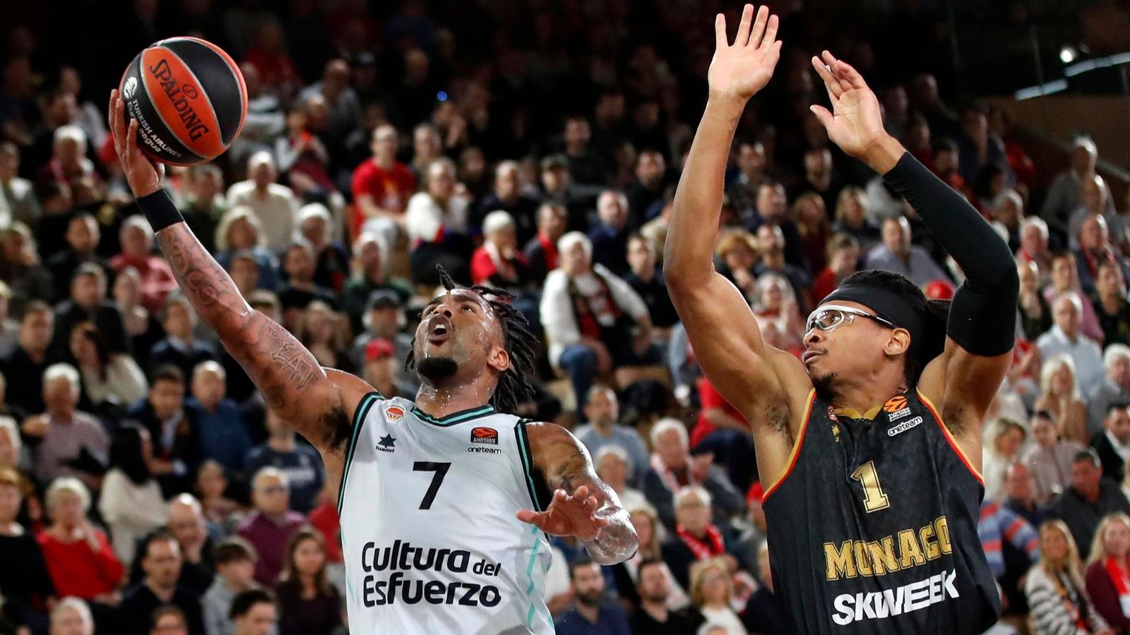 Chris Jones tracta de fer una cistella