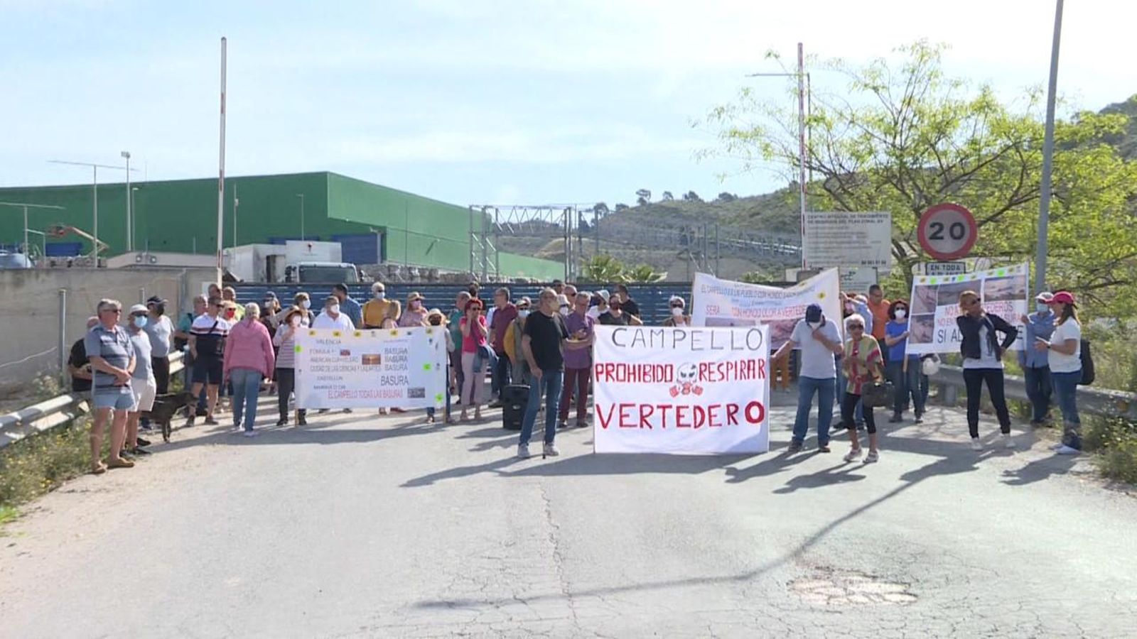 El veïnat protesta contra l'abocador