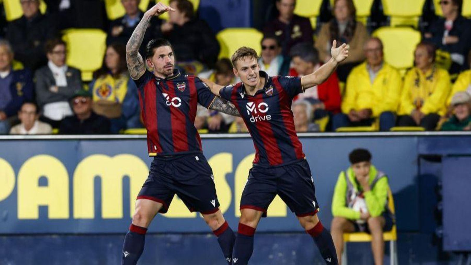 Dani Gómez celebra un gol en el partit contra el Vila-real B