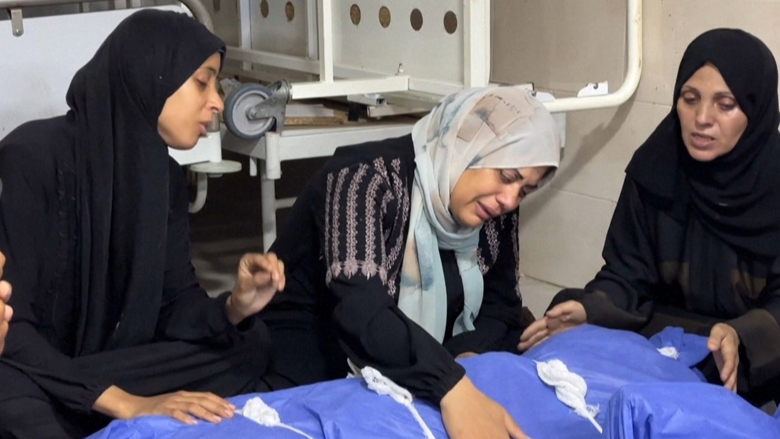 Tres dones palestines ploren la mort d'un familiar en un bombardeig de l'exèrcit israelià