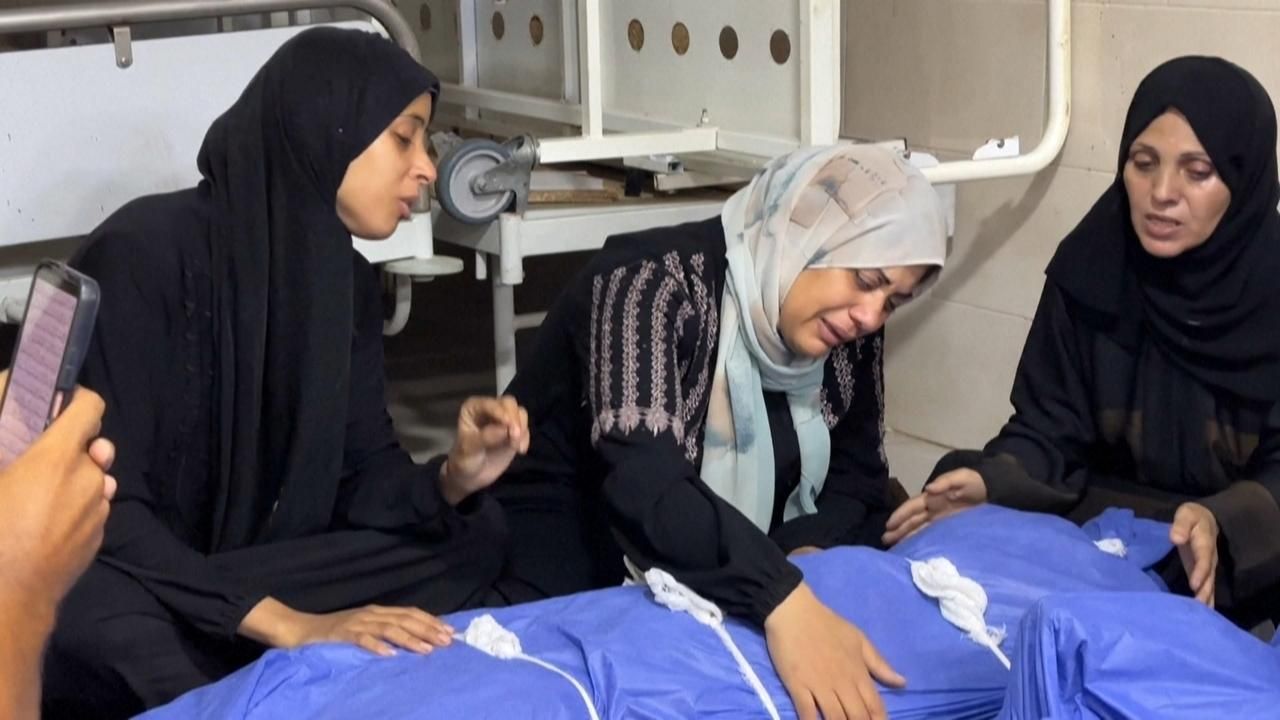 Tres dones palestines ploren la mort d'un familiar en un bombardeig de l'exèrcit israelià