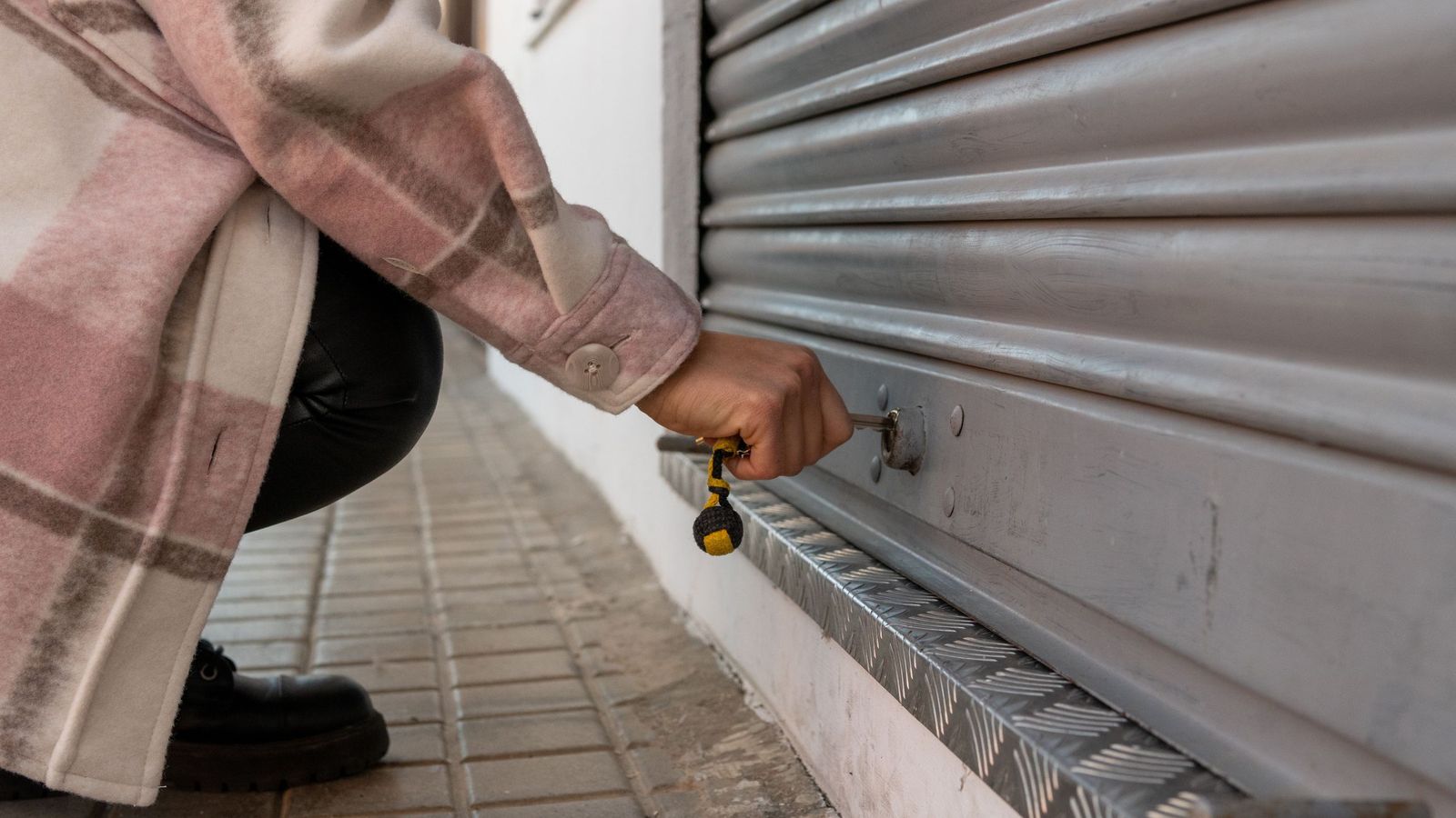 Una dona obrint un negoci