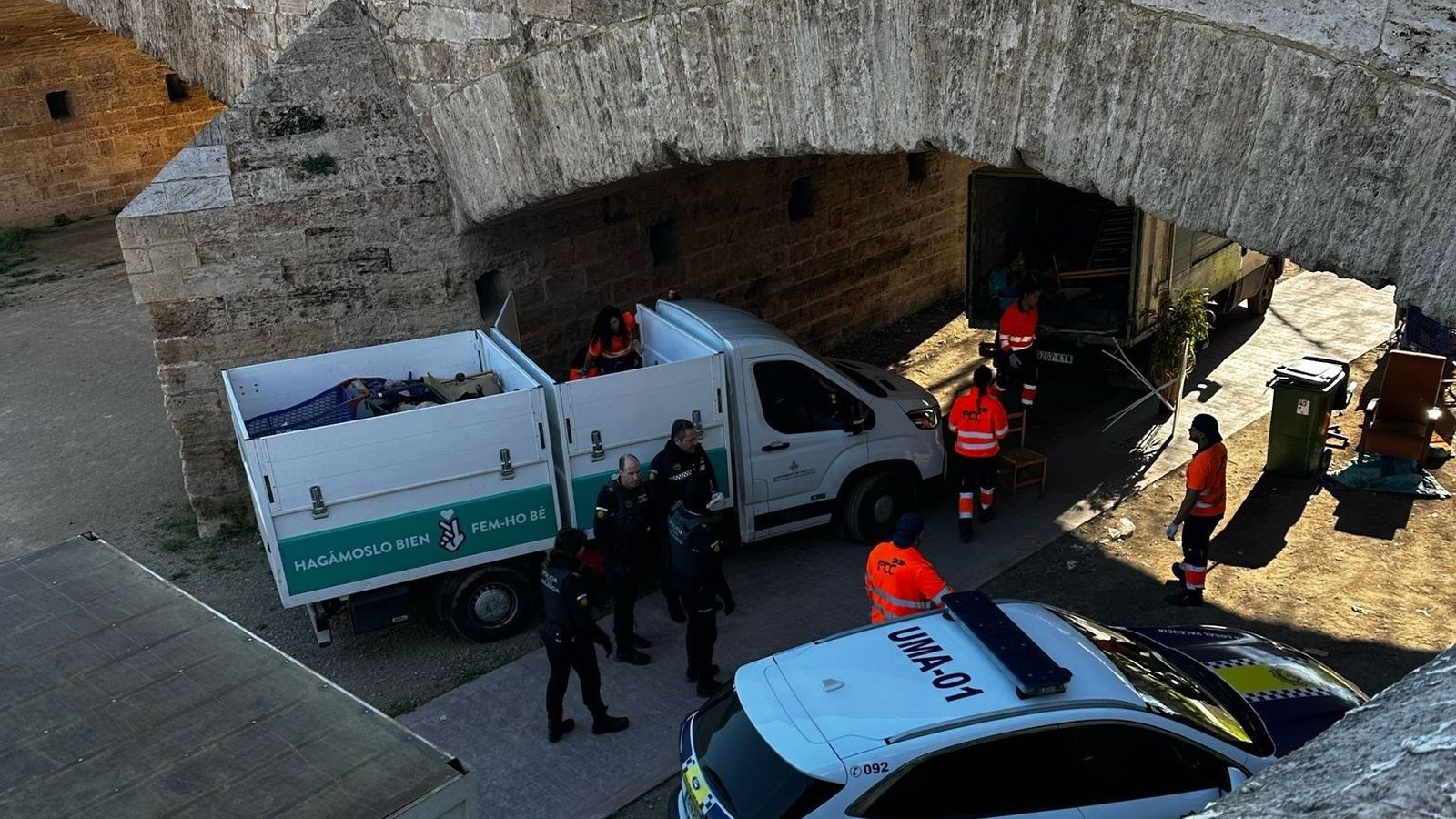 Dispositiu de la Policia Local i dels serveis de neteja a l'antic llit del riu Túria