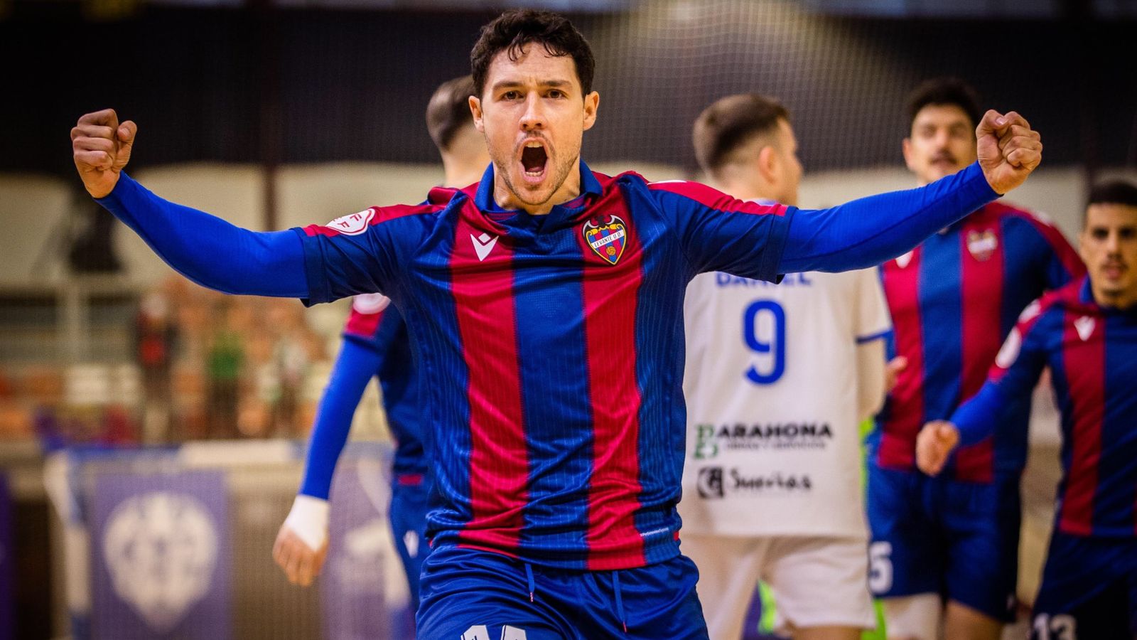 Roger celebra un gol contra el Manzanares