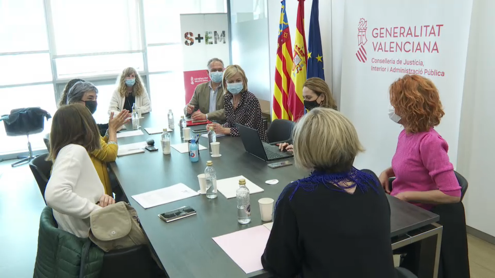 La consellera de Justícia, Gabriela Bravo, reunida amb representants de la Coordinadora Feminista de Valècia i de l'associació Alanna