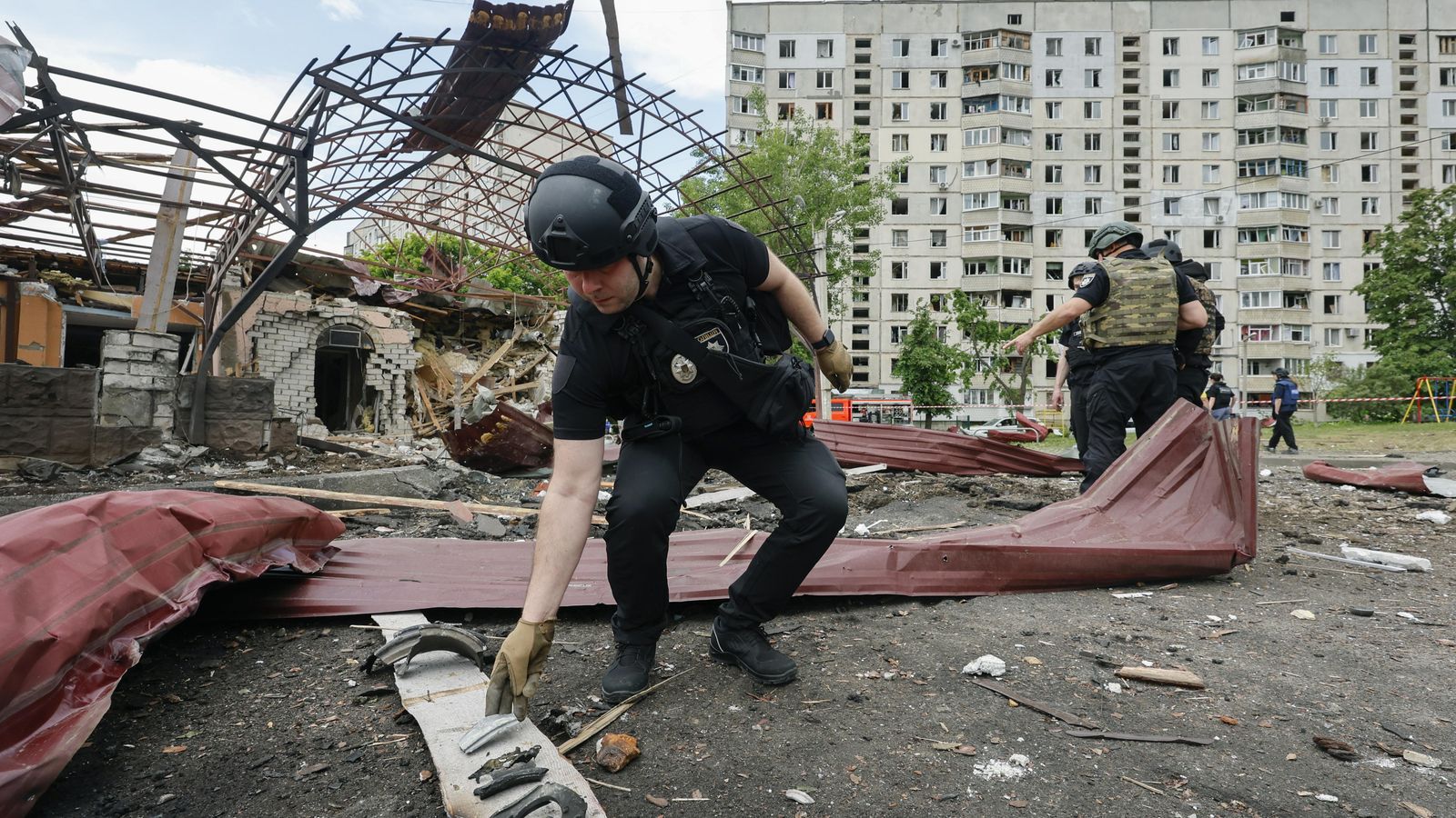 Policies treballen en el lloc del bombardeig en una zona residencial a Khàrkiv, Ucraïna, en el qual deu persones van resultar ferides