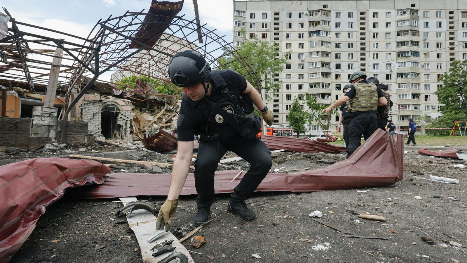 Policies treballen en el lloc del bombardeig en una zona residencial a Khàrkiv, Ucraïna, en el qual deu persones van resultar ferides Policies treballen en el lloc del bombardeig en una zona residencial a Khàrkiv, Ucraïna, en el qual deu persones van resultar ferides