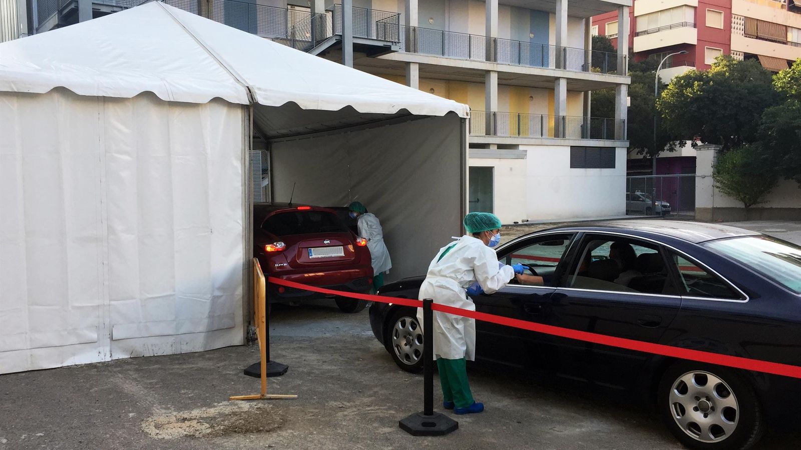 Dues sanitàries realitzen prenen les mostres per als PCR en la carpa instal·lada a l'Hospital General