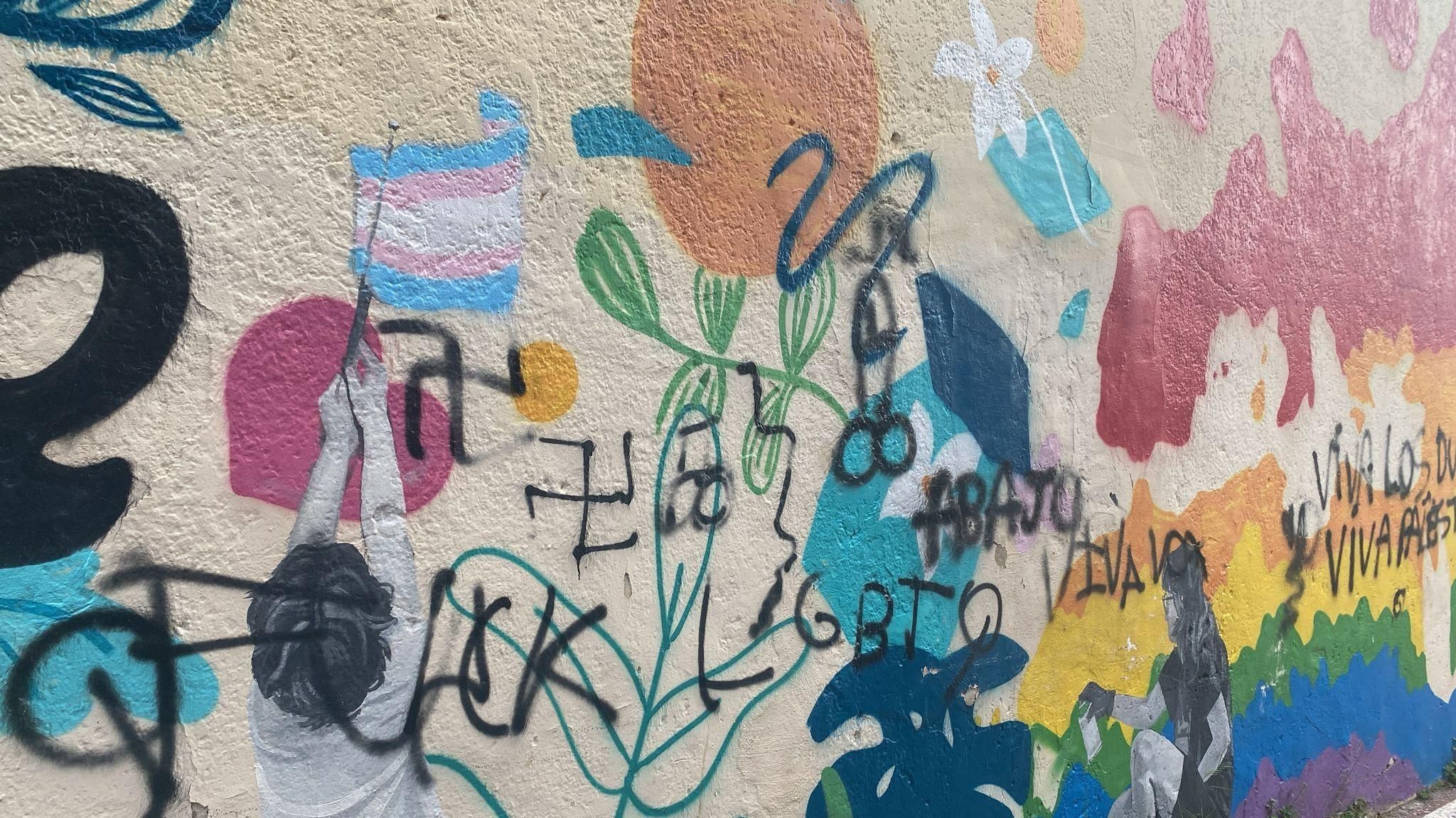 Pintades lgtbifòbiques en un mural per la diversitat a Gandia Pintades lgtbifòbiques en un mural per la diversitat a Gandia