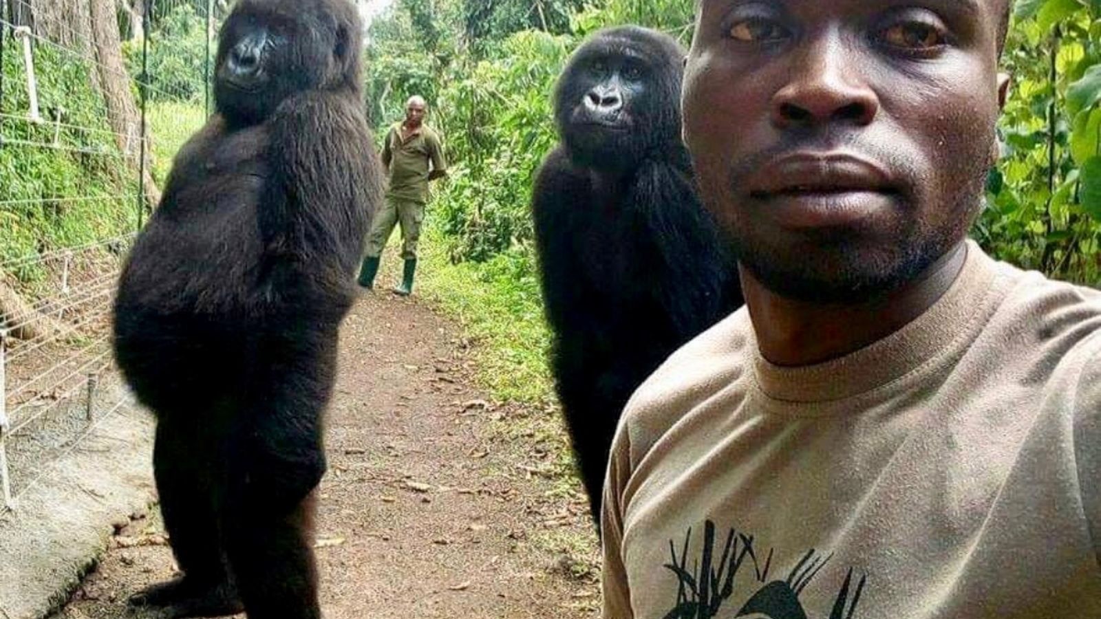 Ndakazi i Ndeze posen amb els seus cuidadors