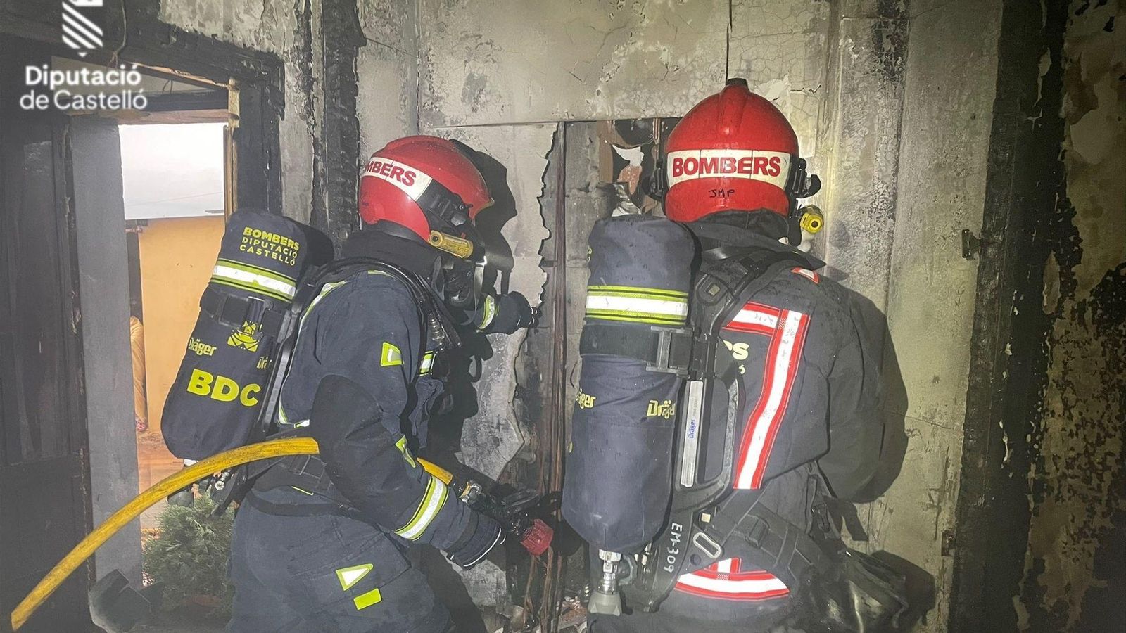 Els bombers revisen el pis afectat pel llamp