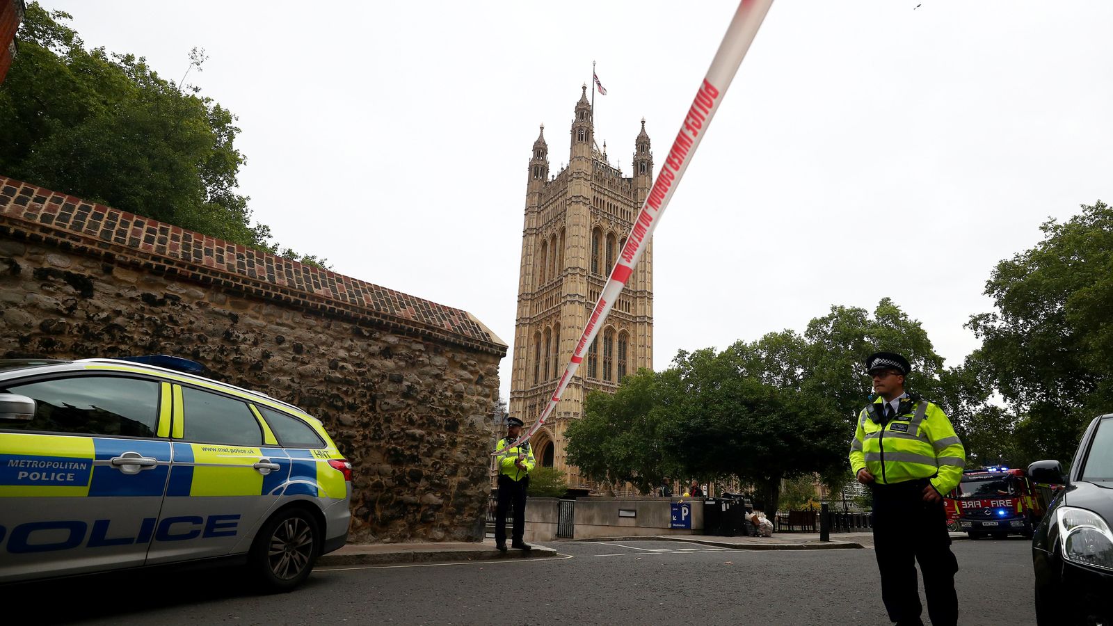 Policia armat al carrer després que un cotxe s'haja estavellat contra les barreres d'accés al Parlament de Westminster a Londres