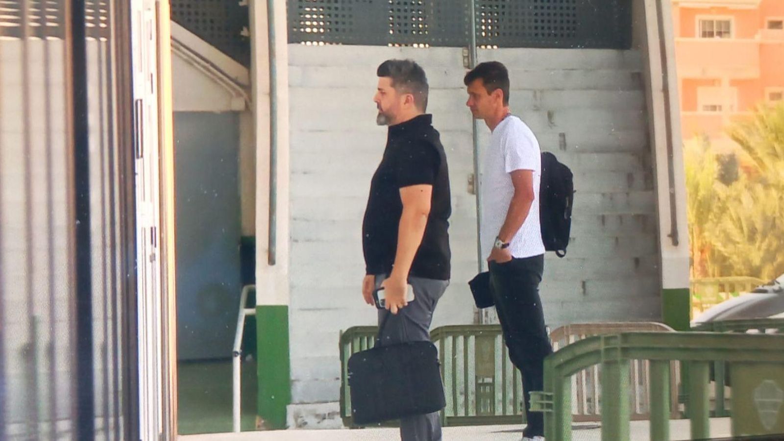 Bragarnik i Óbolo entrant a les oficines de l'Elx