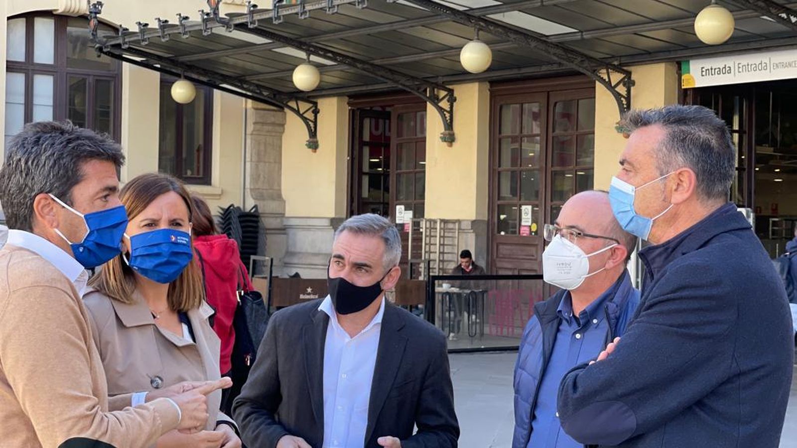 Carlos Mazón (esquerra) a l'estació Nord de València