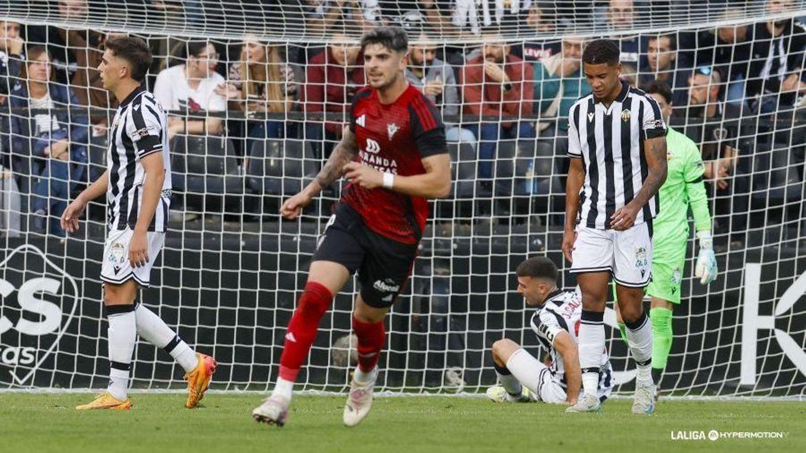 Els jugadors del Castelló es lamenten després d'un gol del Mirandés