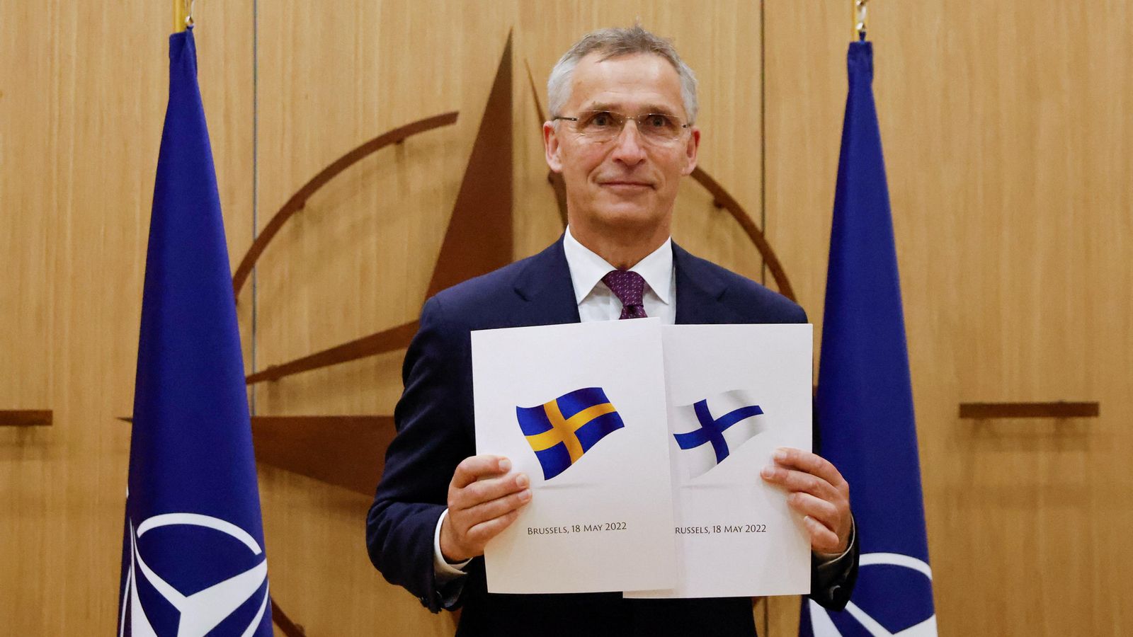 El secretari general de l'OTAN Jean Stoltenberg exhibeix les sol·licitus d'ingrés de Suècia i Finlàndia