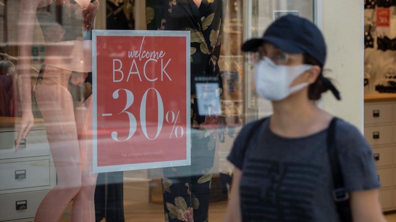 Cartell de descompte en una botiga durant la fase 1 de la desescalada, en una imatge d’arxiu