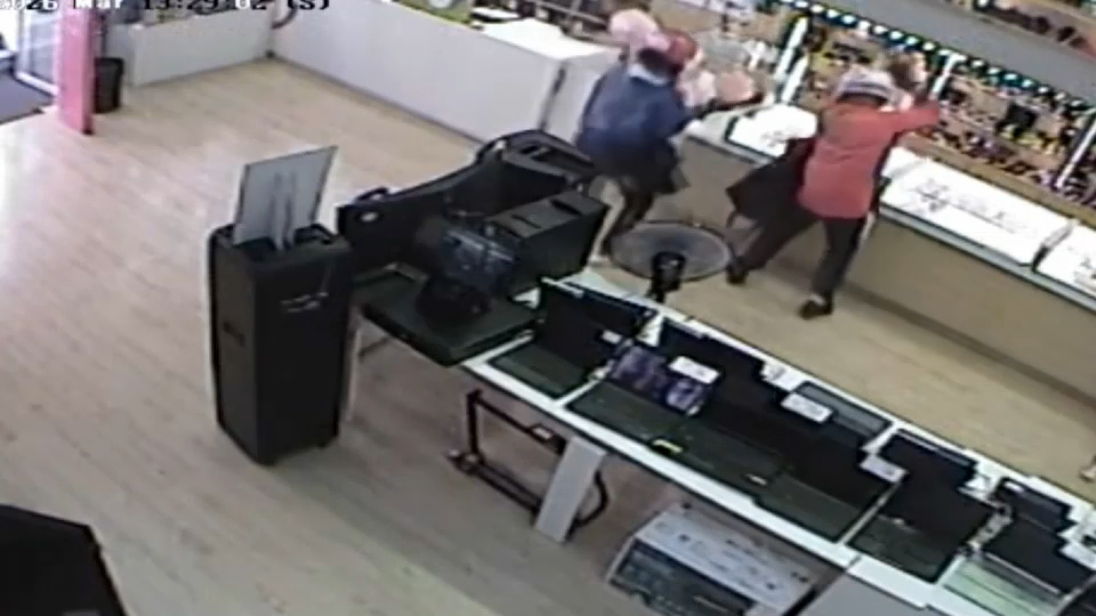 En la imatge, les càmeres de seguretat gravaren els lladres durant el robatoriElx