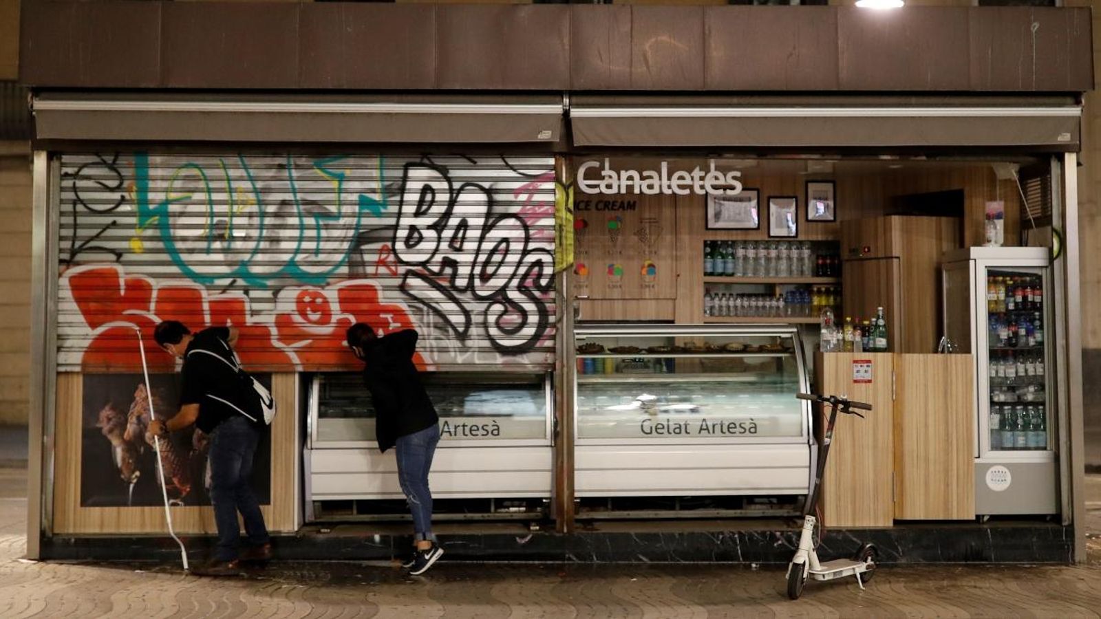 Treballadors tanquen una gelateria a Les Rambles, a Barcelona, durant el primer dia del toc de queda nocturn