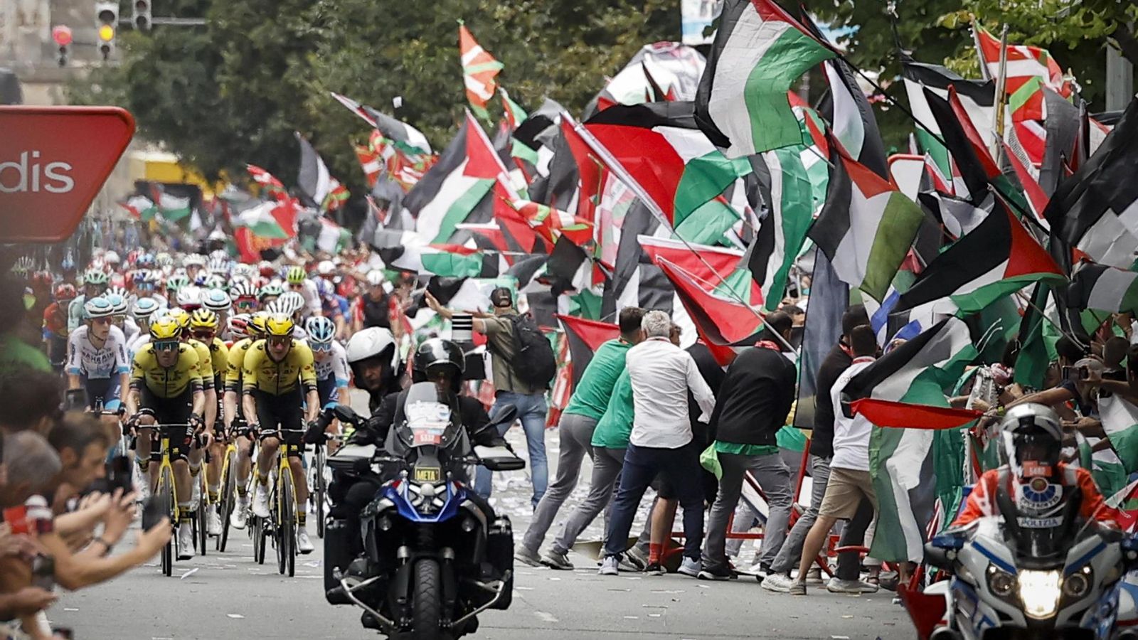 La iniciativa Guernica Palestina envaeix un tram de la Gran Via al pas de La Vuelta ciclista per Bilbao