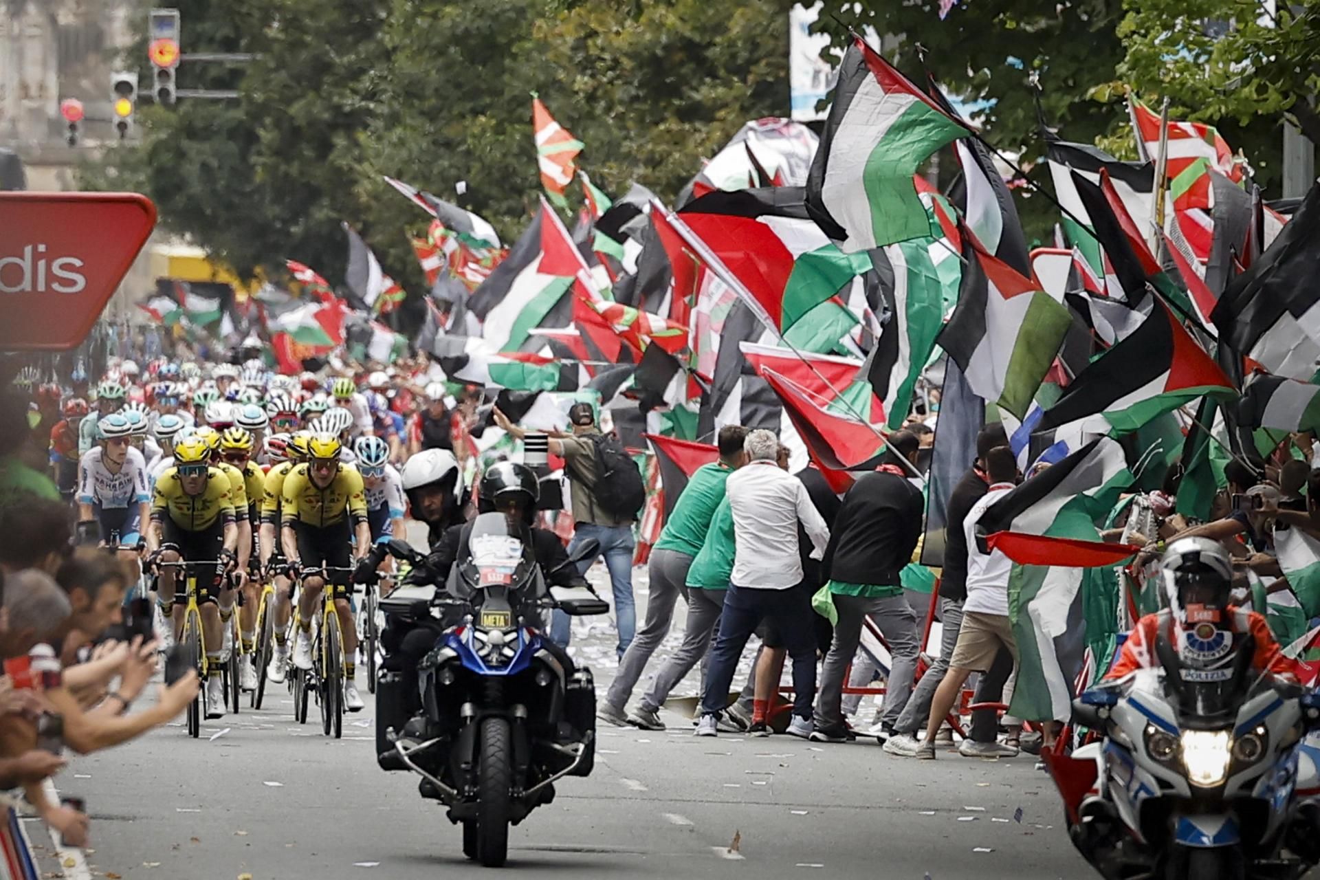 La iniciativa "Guernica Palestina" envaïx un tram de la Gran Via al pas de la Vuelta ciclista per Bilbao La iniciativa Guernica Palestina envaeix un tram de la Gran Via al pas de La Vuelta ciclista per Bilbao