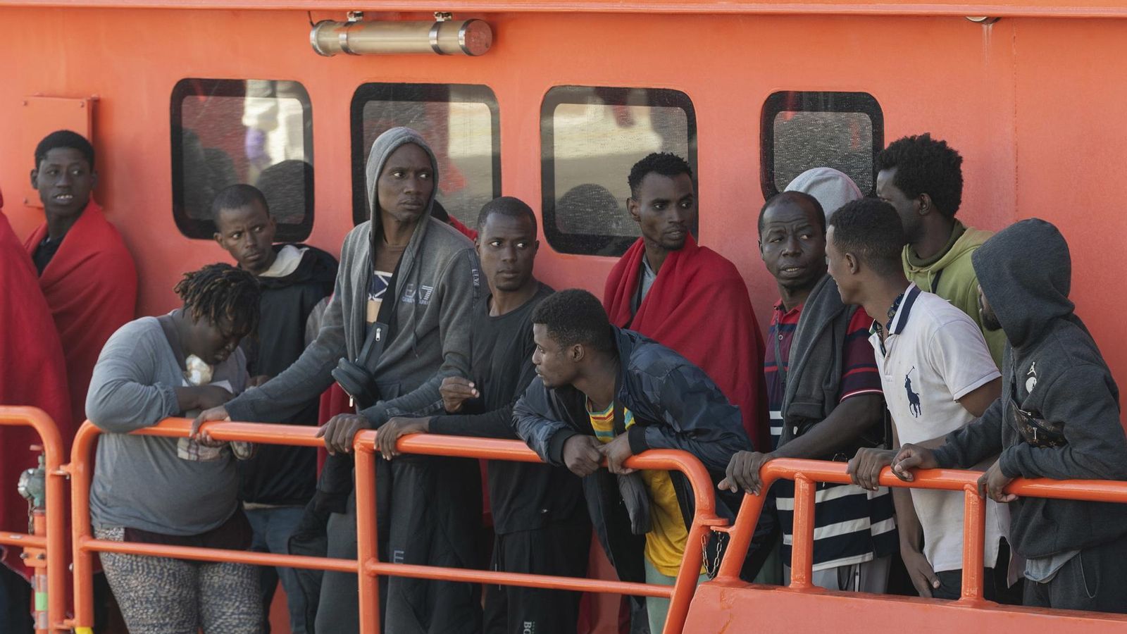 Salvament Marítim trasllada a Lanzarote 161 persones migrants rescatats de tres llanxes pneumàtiques