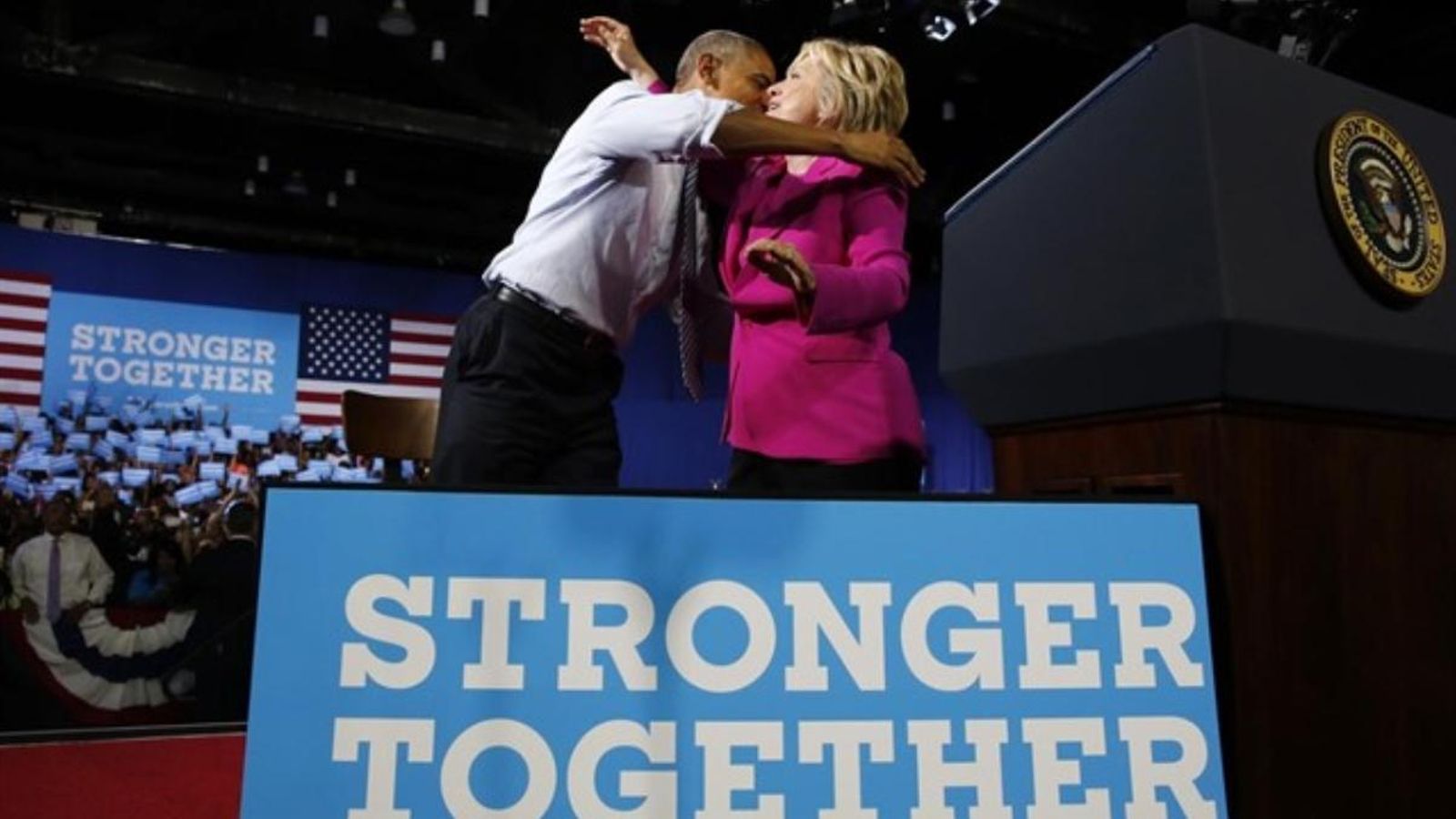 Barack Obama abraça Hillary Clinton durant un míting del Partit Demòcrata