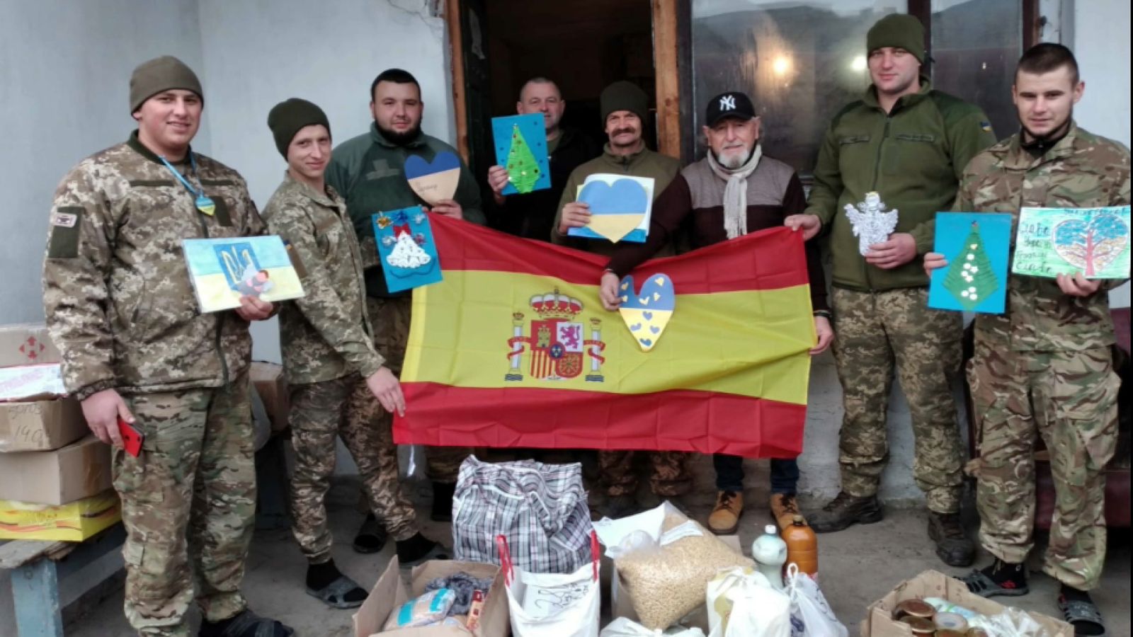 El jubilat carletí Mariano Garcia posa amb soldats ucraïnesos en una entrega de material humanitari
