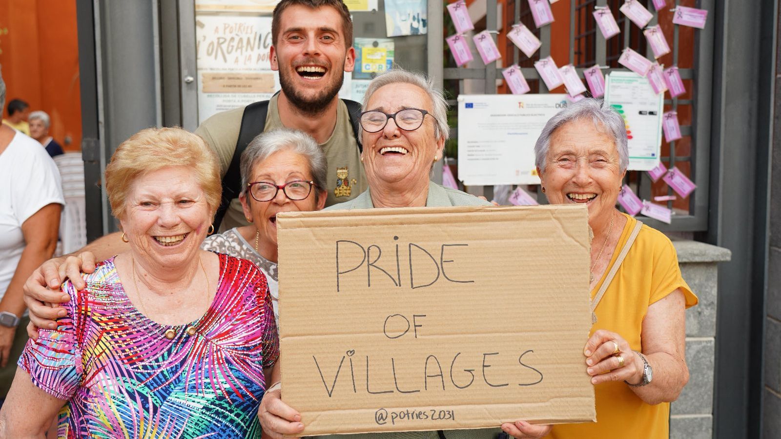 Un grup de veïnes de Potries amb un cartell que reivindica la capitalitat cultural per al 2031