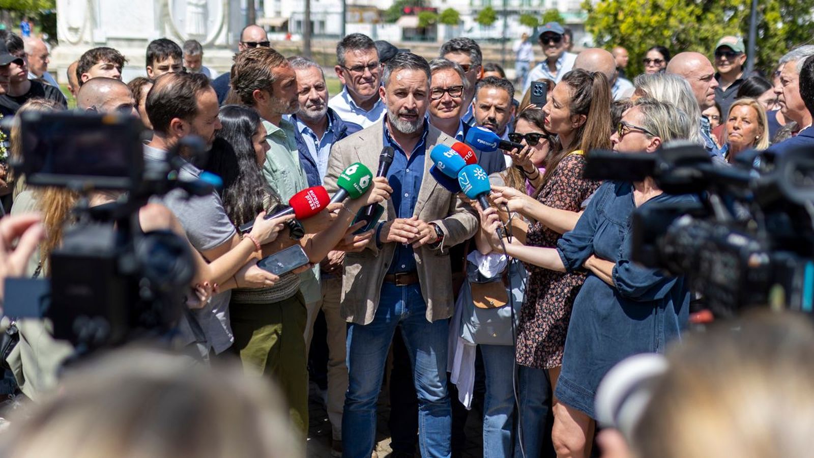 El líder de Vox compareix danvant de la premsa a Ayamonte, Hueelva