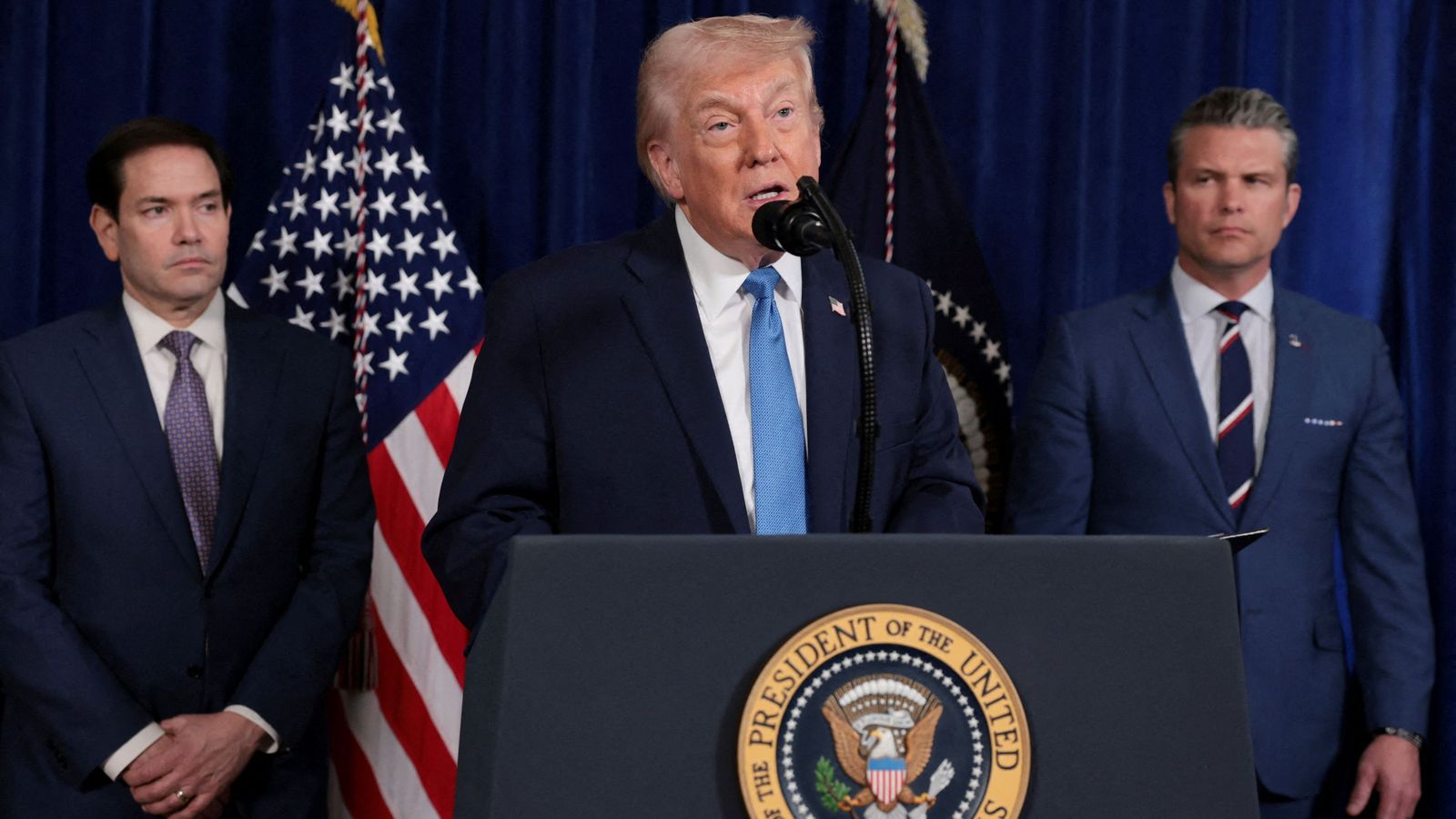 El president Donald Trump en una declaració junt al secretari d'Estat, Marco Rubio, i el secretari de Defensa, Pete Hegseth