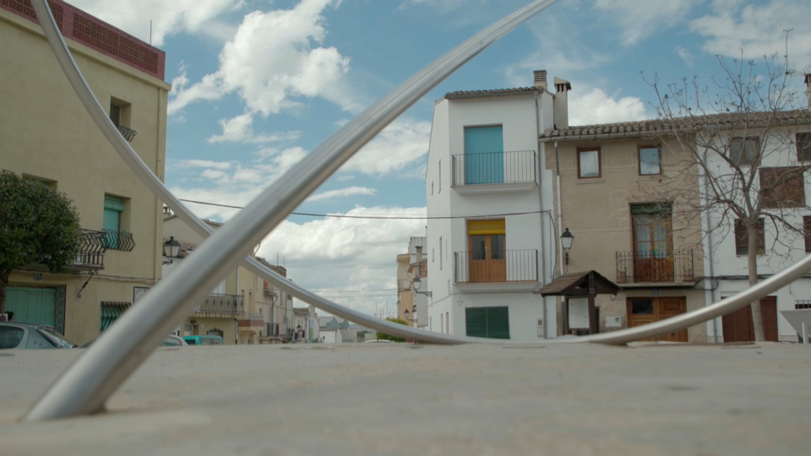 L'escultura d'Andreu Alfaro, en forma de relletoge de sol, en la plaça dels Llauradors d'Otos