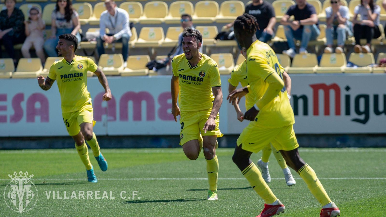 Els jugadors groguets celebren un dels gols