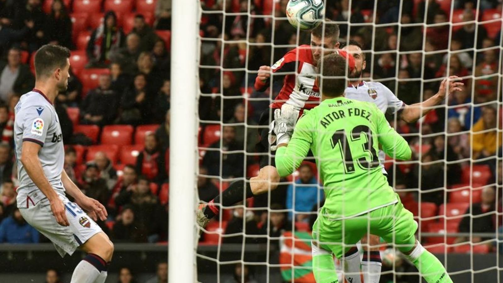 El davanter de Athletic Club Iker Muniain marca davant Aitor Fernández