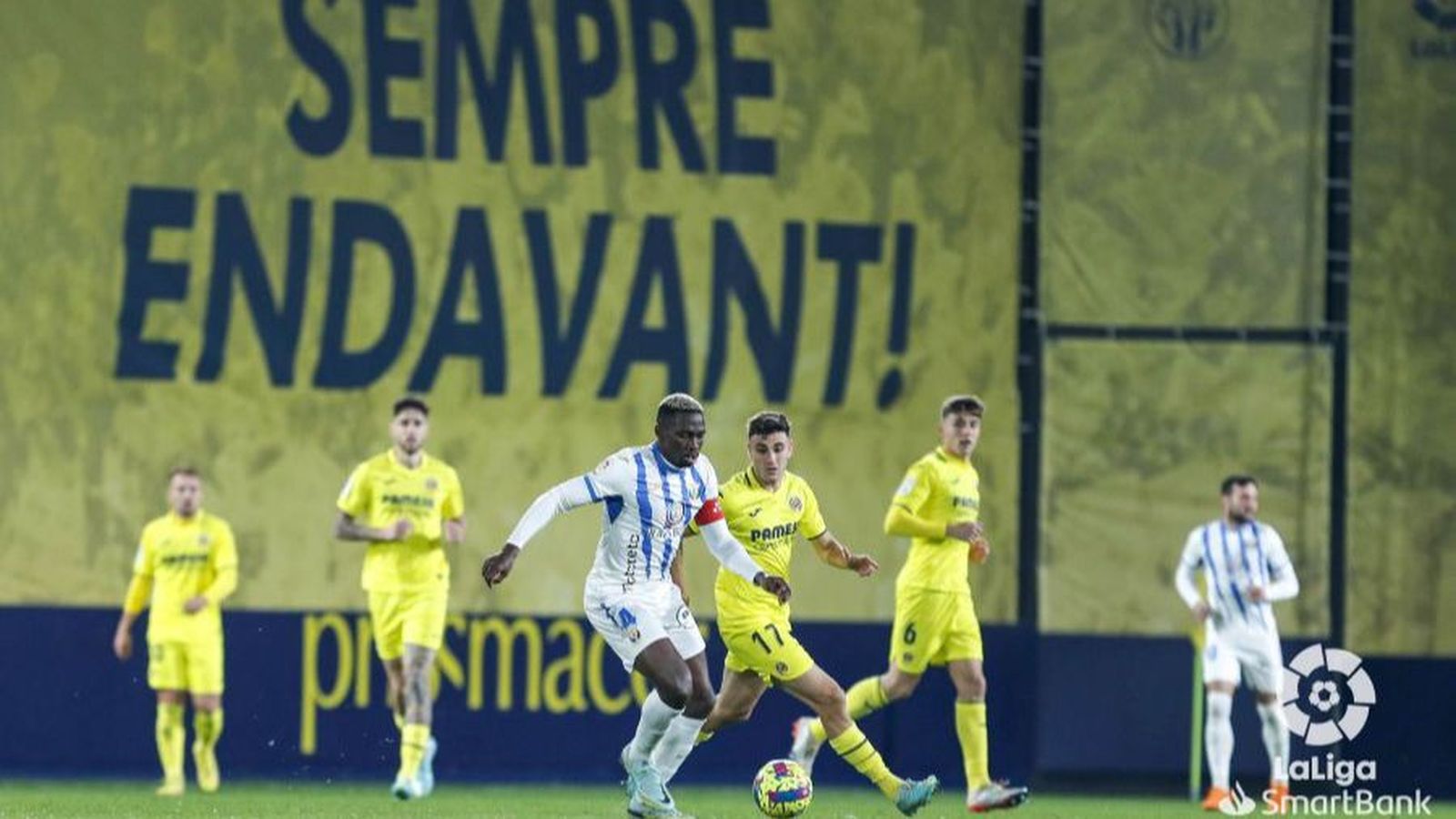 Forés tracta de recuperar la pilota